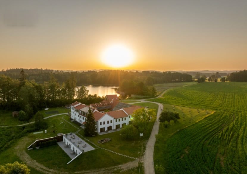 Ranní světlo nad Farmou Lovětín